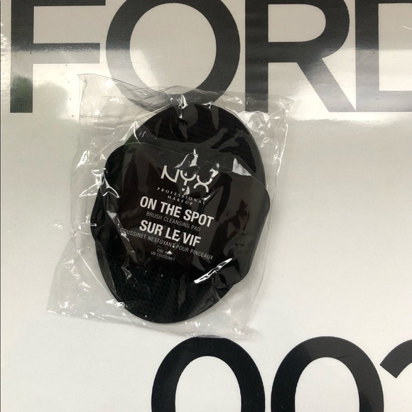 NYX on the spot makeup brush cleansing pad - Picture 2 of 5